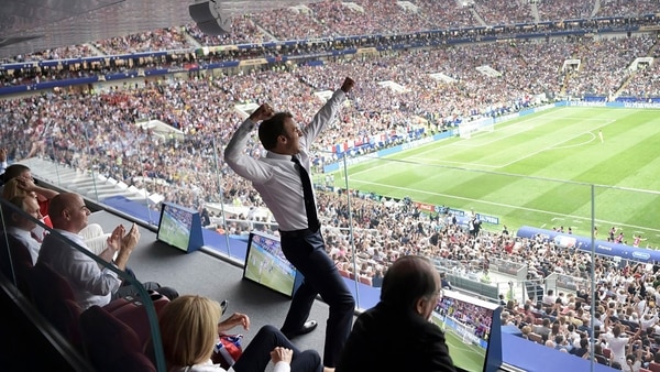 El festejo del presidente francés Emmanuel Macron en el primer gol del partido que consagró a su país por segunda vez en la historia de los Mundiales (Reuters)