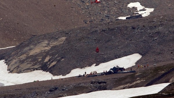 Los restos de la aeronave operado por JU-AIR, en los alrededores de la montaña Piz Segnas, a 2540 metros sobre el nivel del mar (Reuters)