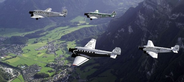Una imagen de los cuatro aviones Junkers Ju 52, fabricados hace casi 80 años, que son operados por JU-AIR en vuelos recreativos sobre los Alpes suizos (JU-AIR)