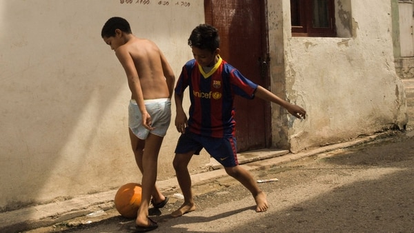 A los niños de Cuba los seduce la posibilidad de jugar al fútbol y emular a las estrellas de Europa