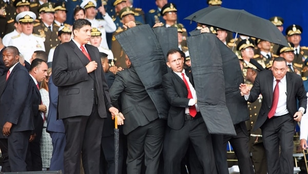 Maduro es protegido por sus guardaespaldas. (@XHespanol)