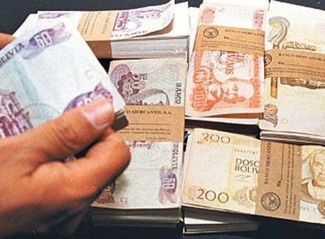 Una persona cuenta dinero. Foto: archivo