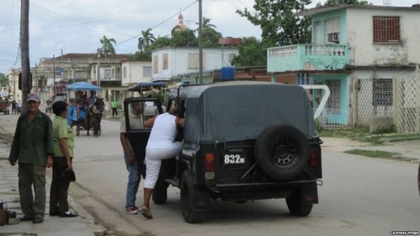 Momento en que la dama de blanco Caridad Burunate es conducida por fuerzas represivas en Colón, Matanzas. (TWITTER: Cortesía de Iván H. Carrillo)