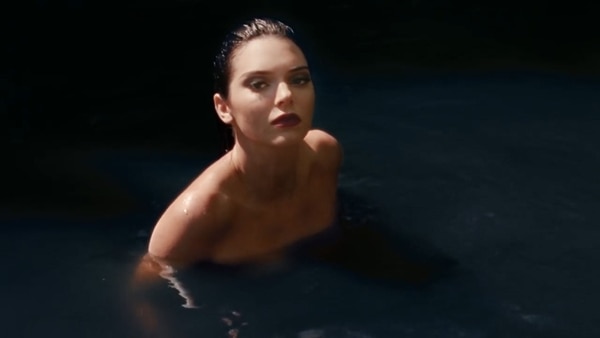 Kendall Jenner posó en topless para la revista británica LOVE en una superproducción de fotos y video