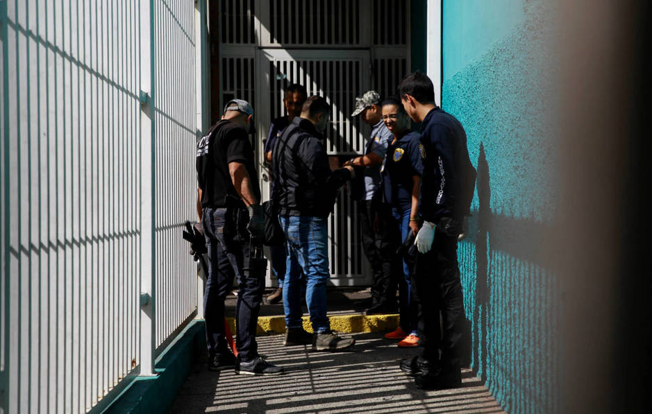 Investigadores buscan pruebas en un edificio tras el supuesto atentado contra Maduro. (Reuters) 