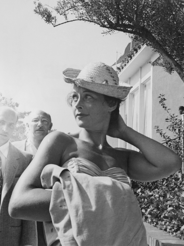 Hedy Lamarr en una piscina de Beverly Hills en 1955.