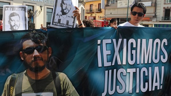 La organización Artículo 19 ha contabilizado que desde que el presidente Enrique Peña Nieto, ascendió al poder en 2012, al menos 44 comunicadores han perdido la vida en sucesos posiblemente relacionados con su actividad periodística