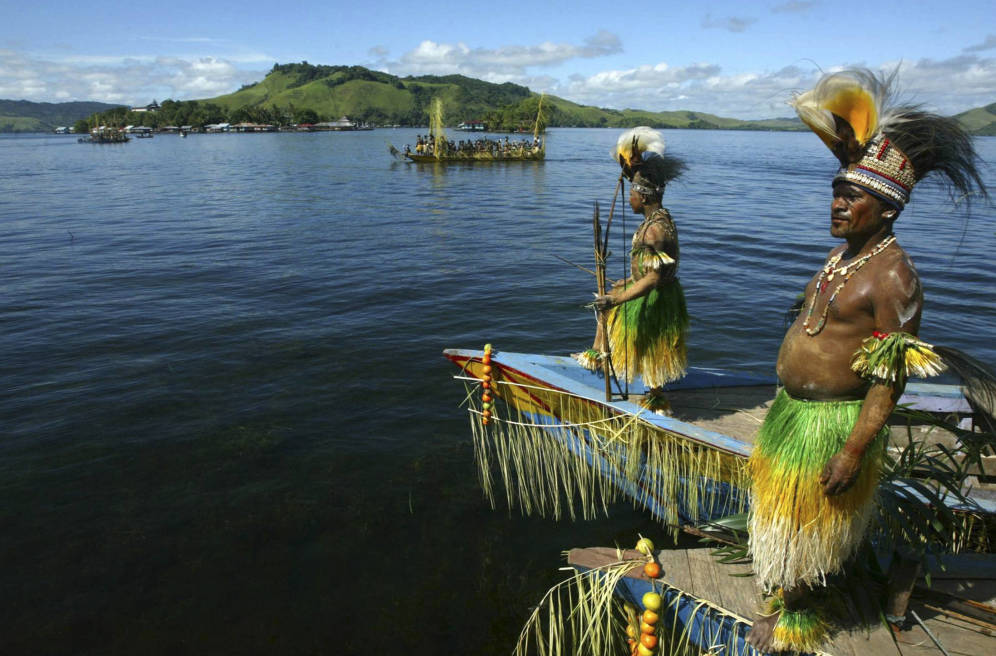 Foto: Ciudadanos de Sentani en sus botes tradicionales durante el Sentani Lake Festival, en el pueblo de Asei, Papúa. (Reuters) 