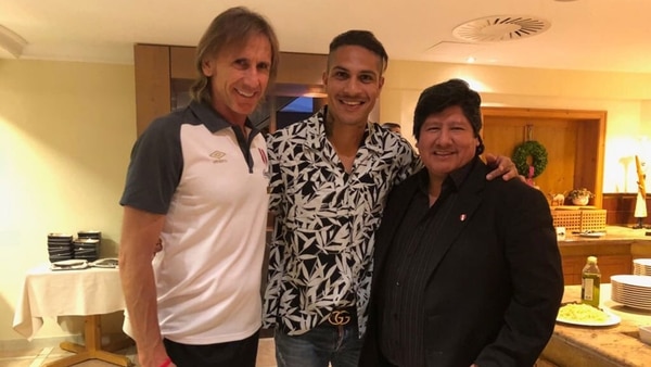 Ricardo Gareca, junto a Paolo Guerrero y Edwin Oviedo en la previa del Mundial
