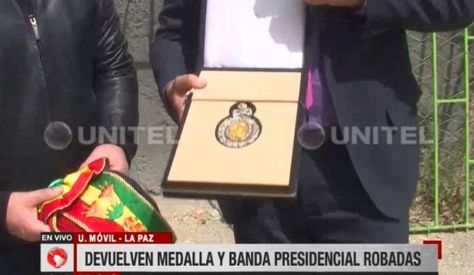 La Medalla y banda presidencial son recuperadas. Captura de imagen de Unitel
