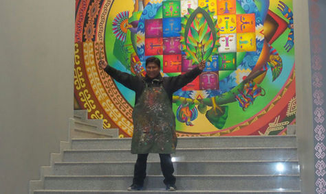 El artista Mamani Mamani en el nuevo Palacio de Gobierno.