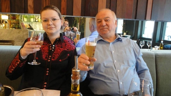 Sergei Skripal, junto a su hija. Ambos fueron envenenados
