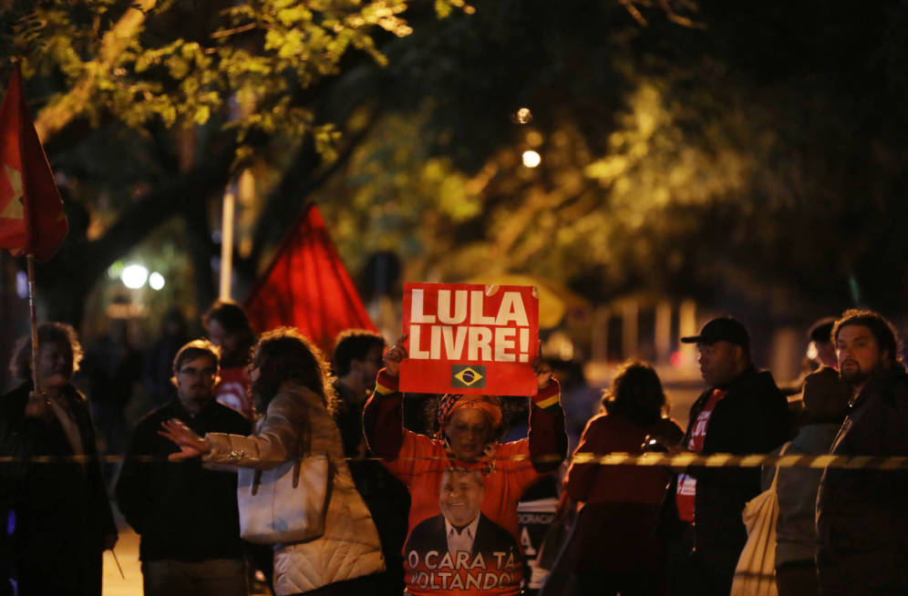Foto: Seguidores de Lula protestan ante el tribunal de apelaciones en Porto Alegre, Brasil, el 8 de julio. (Reuters)