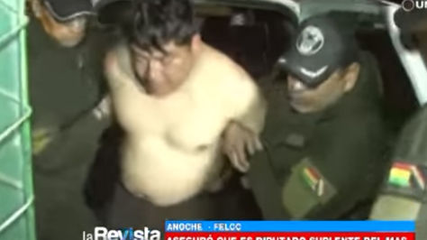 El diputado suplente del MAS Domingo Soto Farfán es traslado a celdas policiales. Captura de imágenes de Unitel 