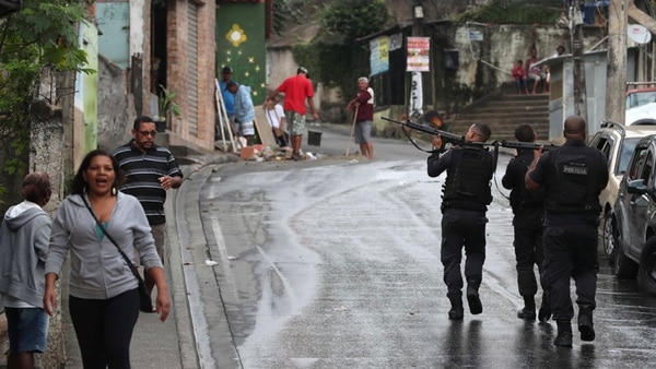 En muchas ciudades la violencia es resultado de los enfrentamientos entre delincuentes y la policía