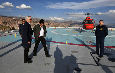 El presidente Evo Morales y el vicepresidente Álvaro García Linera en visita al helipuerto de la Casa del Pueblo.