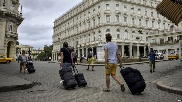 El turismo es la segunda fuente de ingresos de Cuba por detrás de la venta de servicios profesionales al exterior, lo que supone una contribución del 10% al producto interior bruto y genera medio millón de empleos