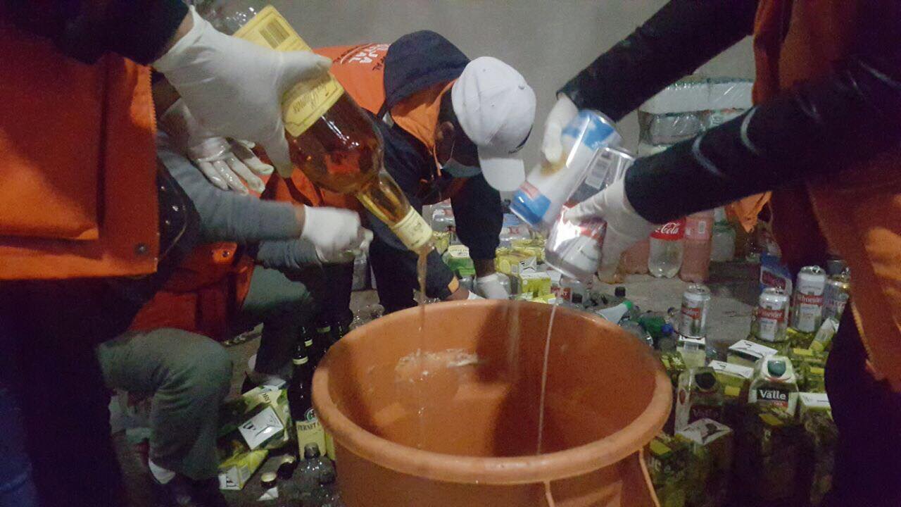 Destruyen 644 litros en bebidas alcohólicas y 32 kilos de productos chinos sin registro en Tarija