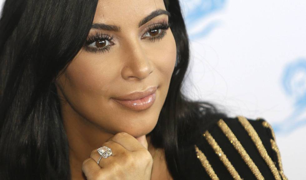 Kim Kardashian, con el anillo de compromiso que le robaron en París.