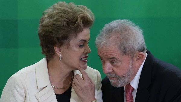 Dilma Rousseff junto a Lula da Silva (AP)