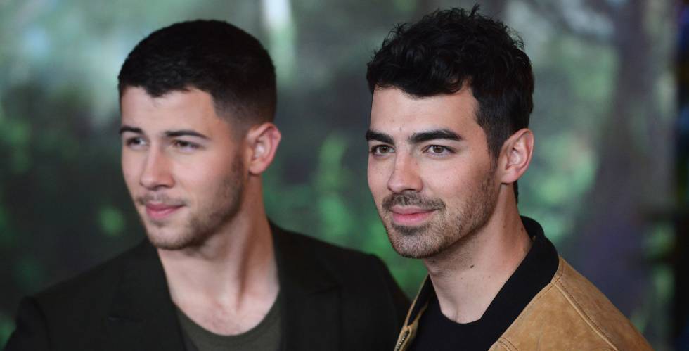 Los músicos Nick y Joe Jonas en la premiere de 