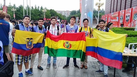 Oscar Arnez y Julio Gamarra representaron al Bolivia en la competencia mundial RobotChallenge que se realizó en Beijing. (Foto: ATB Noticias)