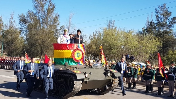 El presidente Evo Morales en los actos por el 193 aniversario de las Fuerzas Armadas de Bolivia en Cochabamba y no lució la banda ni la medalla presidencial,
