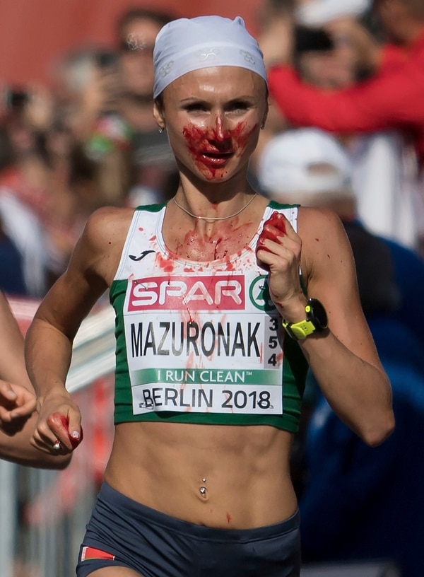 Volha Mazuronak, en el momento de la hemorragia nasal (Foto: Sven Hoppe/dpa via AP)