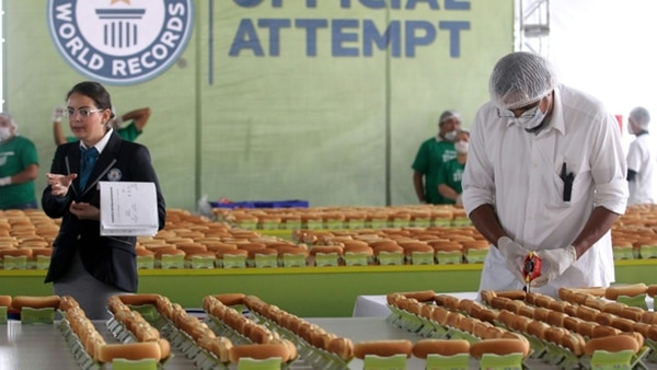 El récord anterior pertenecía desde 2016 a Japón, con una fila de hot-dogs de 325,66 metros de largo