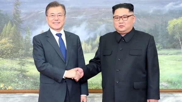 Moon Jae-in junto a Kim Jong-un el pasado 27 de abril en la Zona Desmilitarizada de la península coreana (Reuters)