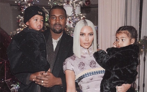 Kim Kardashian junto a su esposo Kanye West y sus dos hijos mayores, North y Saint