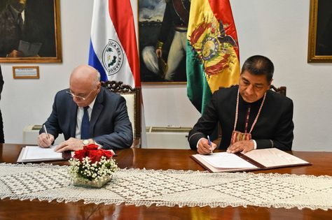 El canciller de Paraguay, Eladio Loizaga, suscribe el documento de ratificación con su homólogo boliviano, Fernando Huanacuni.