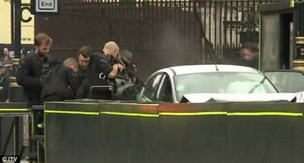 La policía se lanza sobre el Ford Fiesta del presunto atacante