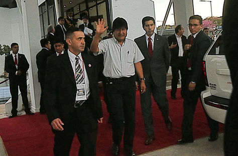El presidente Evo Morales (centro) a su arribo a Paraguay. Foto: Ministerio de Comunicación