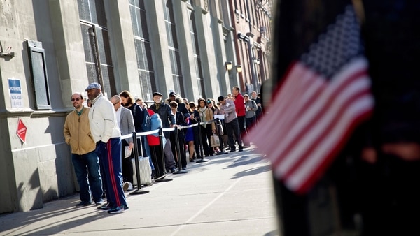 Gente esperando a las afueras de un centro de votación para ejercer su derecho al voto en Estados Unidos (AP)