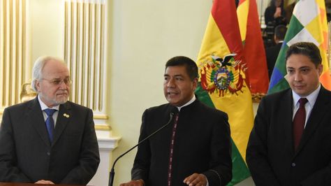 El comisionado del CIDH, Francisco José Eguiguren Praeli, con autoridades bolivianas. 