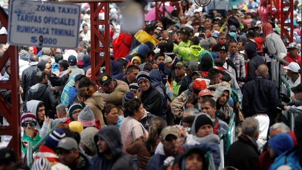 Se estima que cinco mil venezolanos ingresan a diario a Ecuador (Reuters)