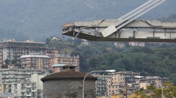 Una de los extremos del puente que quedó en pie en Génova (Reuters)
