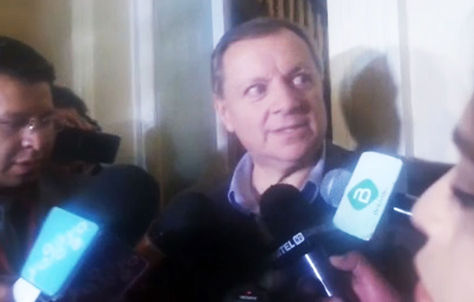 José Alberto Gonzales responde a las preguntas de la prensa sobre su renuncia.