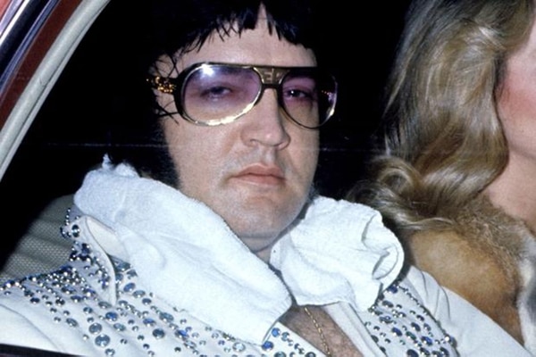 Elvis Presley sobre el final de su carrera. Murió el 16 de agosto de 1977. Ese día nació la mayor teoría conspirativa que recorre Memphis