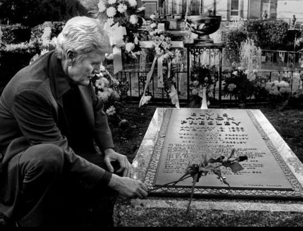 Vernon Presley, el padre de Elvis, en su tumba