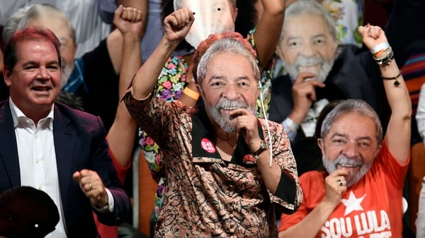 Dilma Rousseff con una careta de Lula (Reuters)