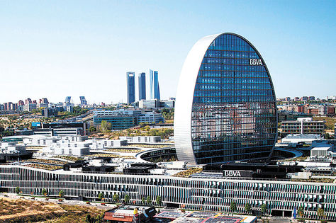 Instalaciones. La sede principal del grupo financiero BBVA en Madrid, España.