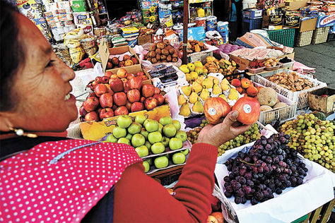 Venta. Conde muestra manzanas de la marca chilena Unifrutti, ayer.