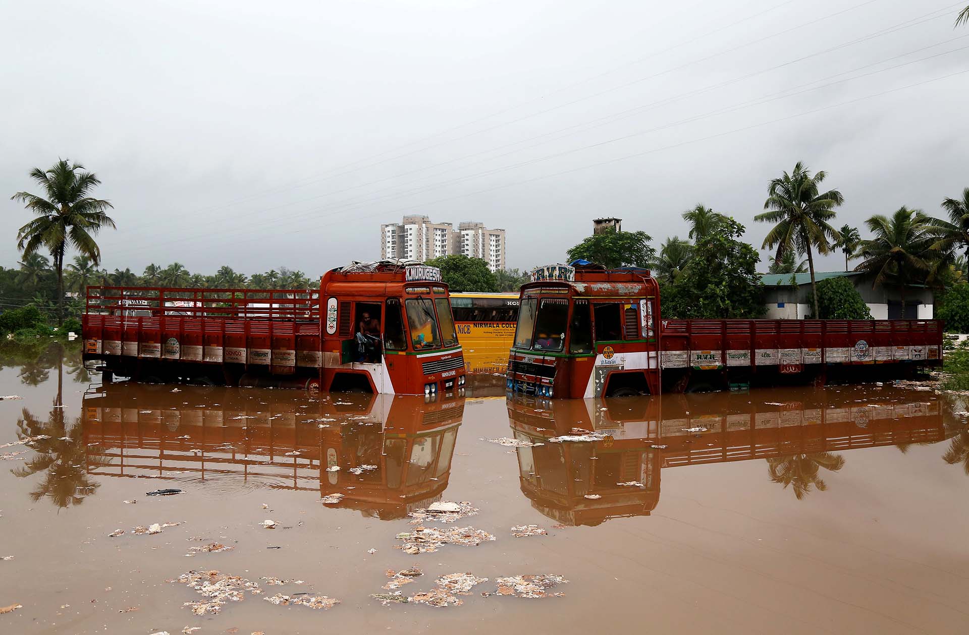 Dos camiones parcialmente sumergidos en el agua (REUTERS/Sivaram V TPX IMAGES OF THE DAY)