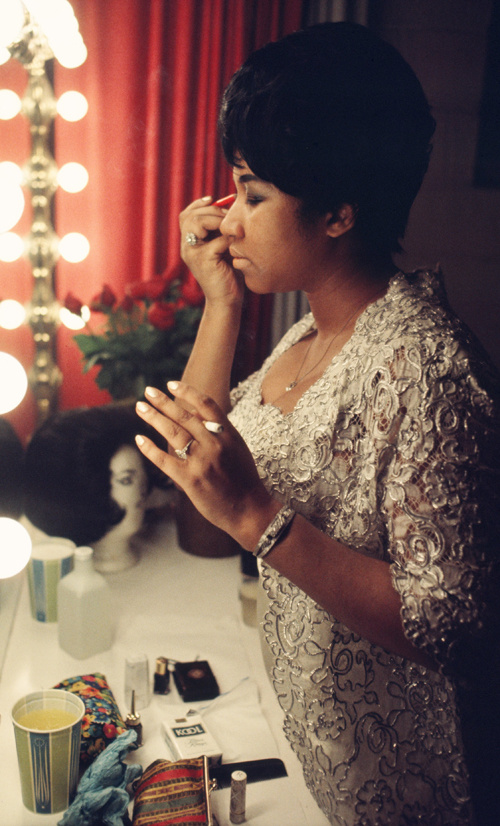 Aretha Franklin maquillÃ¡ndose en backstage de su espectÃ¡culo en New Jersey,1969. 