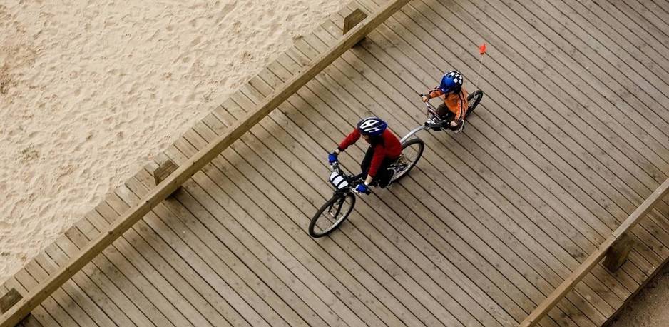 Una madre y su hijo montan en bicicleta junto al mar en Portimao, en el sur de Portugal. (Reuters) 