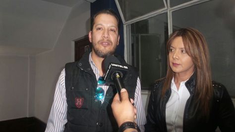 La expresentadora Giovanna Chávez y el cantante Wally Zeballos en la fiscalía.