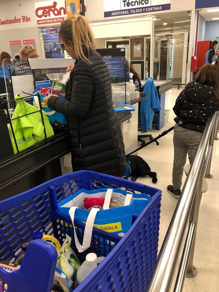 La mamá de Lola y su perro, en un supermercado (Facebook)