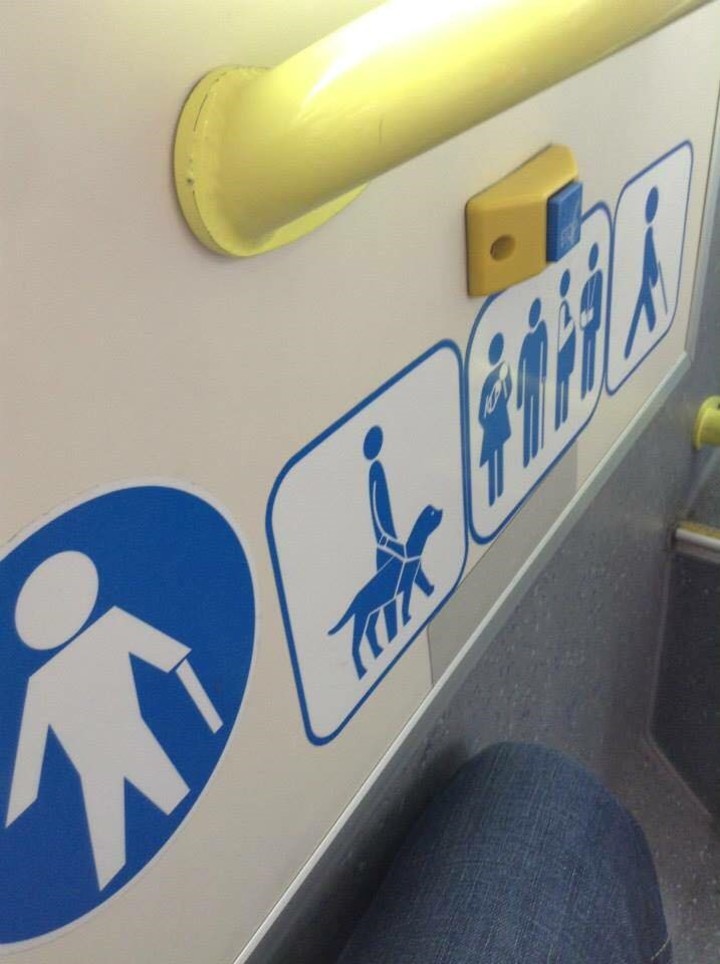 El cartel que habilita los perros de asistencia en el subte (Facebook)